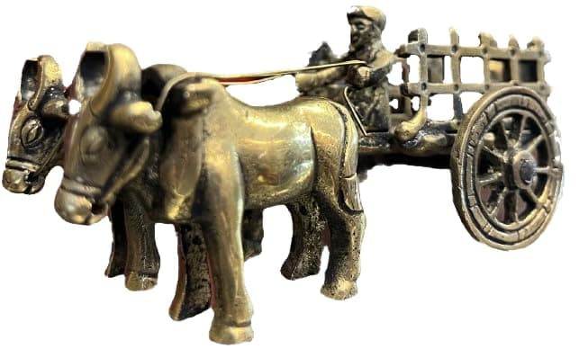 DivineEssence Vintage Bailgadi with Two Bulls, Bull Cart made in brass with an open Jaali Drawn by a Pair of Bulls, Ornamental Antique Bullock Cart Decoration for Interior Design & Presenting