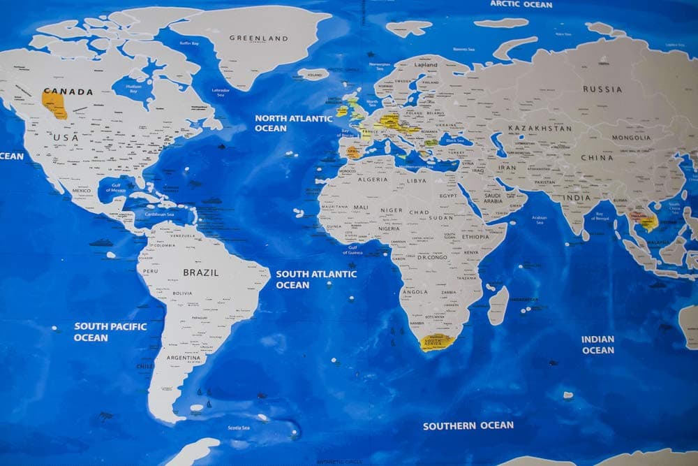 World Scratch Map XXL - World Scratch Map With Individual US States - Detailed Scratch Map of the World - Travel Gift - Realistic Travel Scratch Map Poster - Record Your Adventures - Perfect Gift For Globetrotters