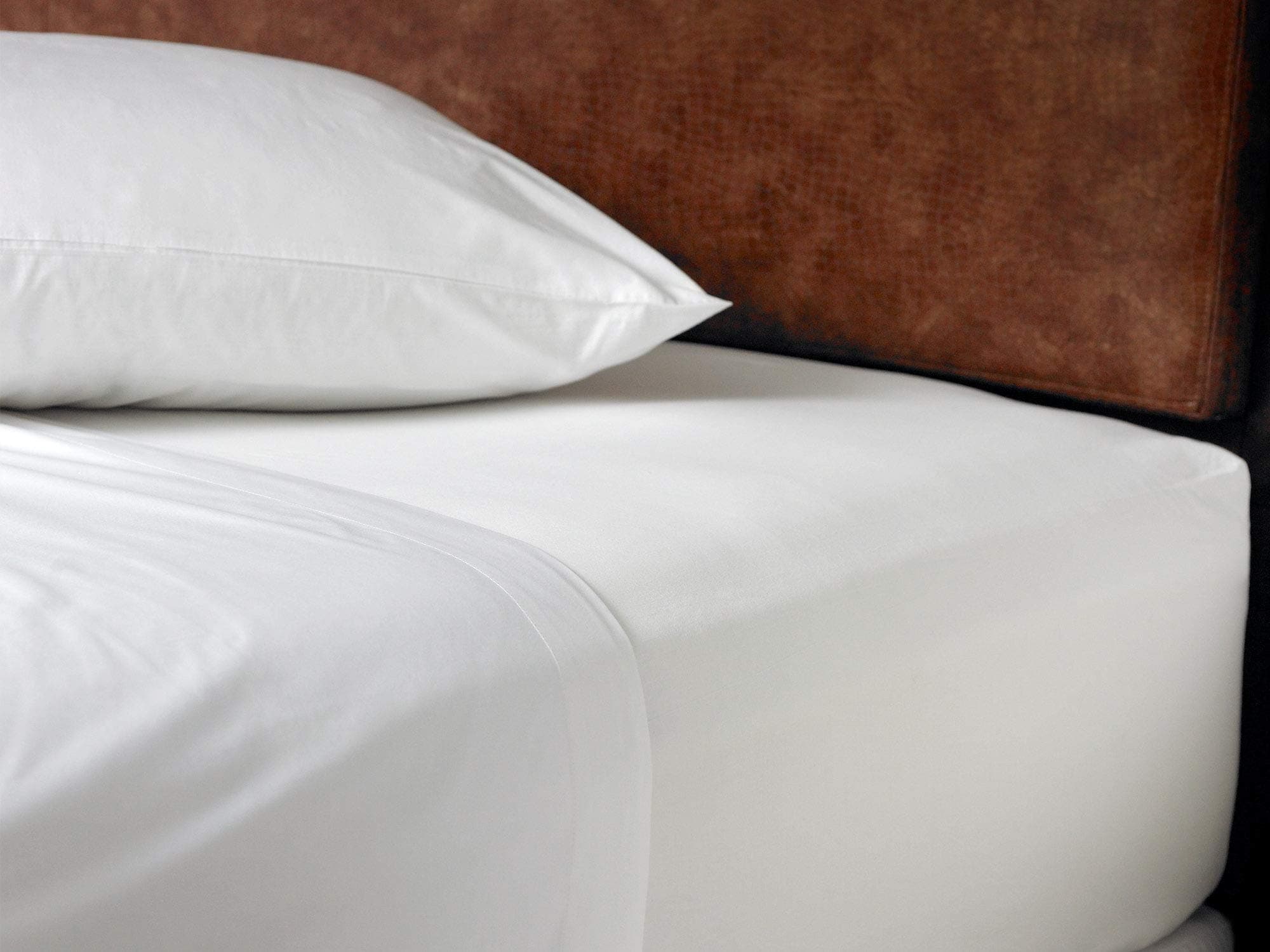 Westin Hotel Fitted Sheet - Soft, Breathable 200 Thread Count Cotton Blend Fitted Sheet - White - Full