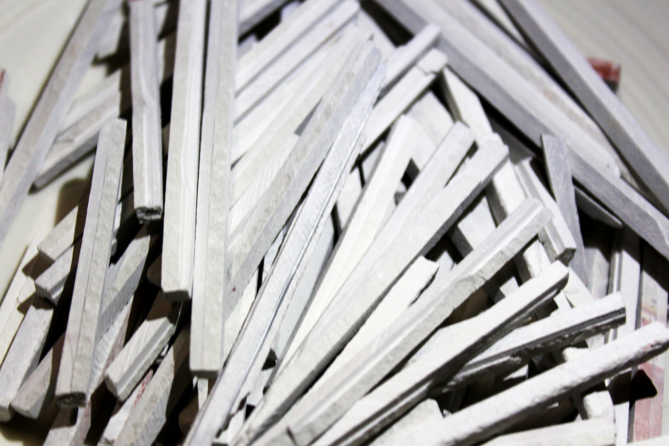 Earthy Goodies Edible Thin Slate Chalk Pencils White Slate Limestone Chalk Sticks for pica