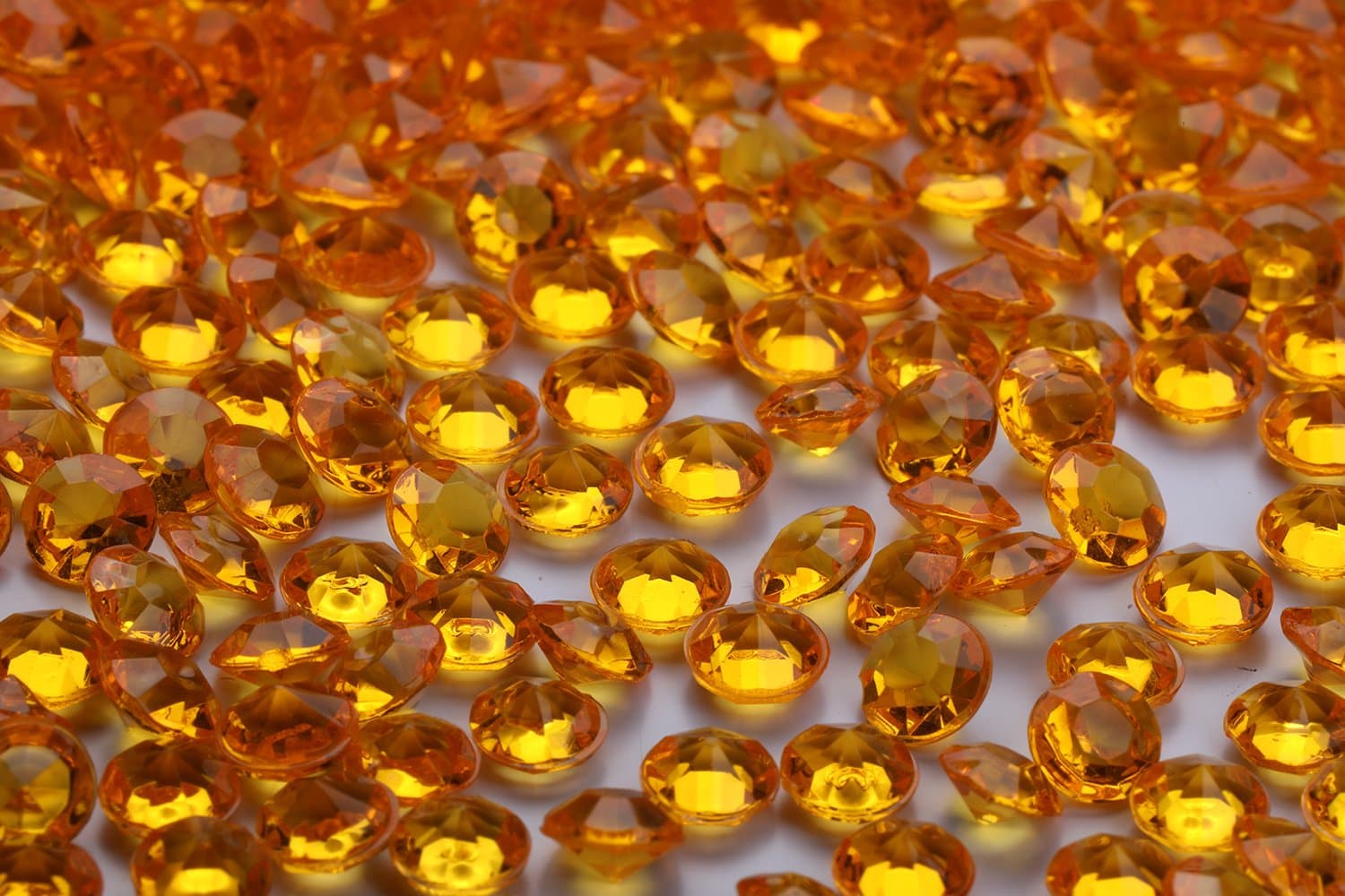 Angzhia 5000 pcs/Pack Wedding Table Scatter Confetti Crystals Acrylic Diamonds 6 mm Rhinestones for Wedding, Bridal Shower, Vase Beads Decorations (6mm, Bisque)